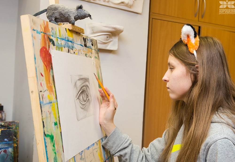 фон с красками и кисточками. конкурс день художника. международный день художника в детском саду. серебряные пруды художественная школа. живописные материалы для рисования.